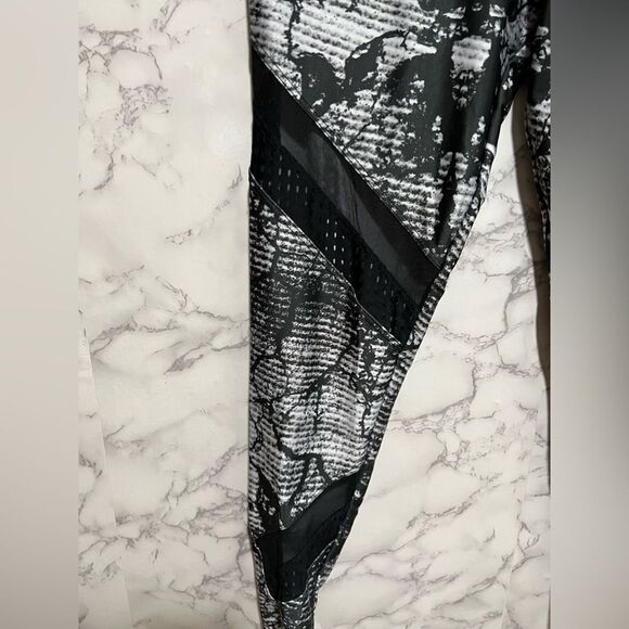 Onzie Printed Crop Sporty Yoga Leggings - Picture 5 of 13